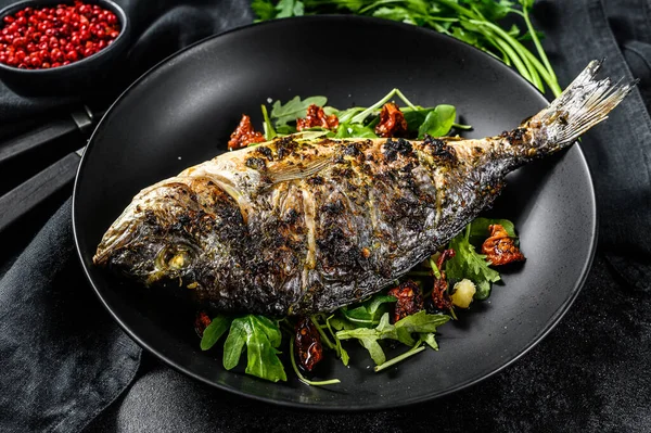 Gegrillter Dorado Fisch Mit Rucolasalat Und Tomaten Schwarzer Hintergrund Ansicht — Stockfoto