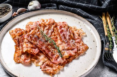 Cızırdayan pastırma parçaları. Organik et. Gri arka plan. Üst görünüm.