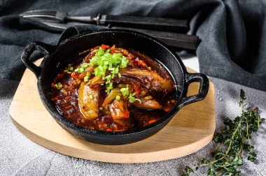 Domates soslu fırında patlıcan. Gri arka plan. Üst görünüm.