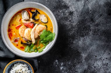 Tom Yam Kung çorbası, Tayland mutfağı. Siyah arka plan. Üst Manzara. Boşluğu kopyala.