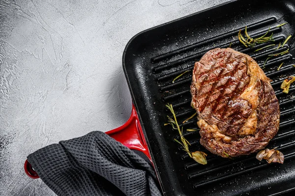 Grilované Žebírko Ribeye Steak Pánvi Šedé Pozadí Pohled Shora Kopírovat — Stock fotografie