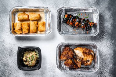 Lezzetli yemekleri olan farklı kaplar. Teslimat servisi. Asya mutfağı, börek, börek, Çin yemeği, Pekin ördeği. Beyaz arka plan. Üst görünüm.