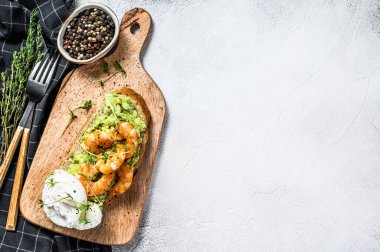 Karides, karides, avokado ve haşlanmış yumurta ile tost. Gri arka plan. Üst Manzara. Boşluğu kopyala.
