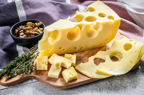 Maasdam Käse Mit Walnuss Und Thymian Weißer Hintergrund Ansicht Von — Stockfoto