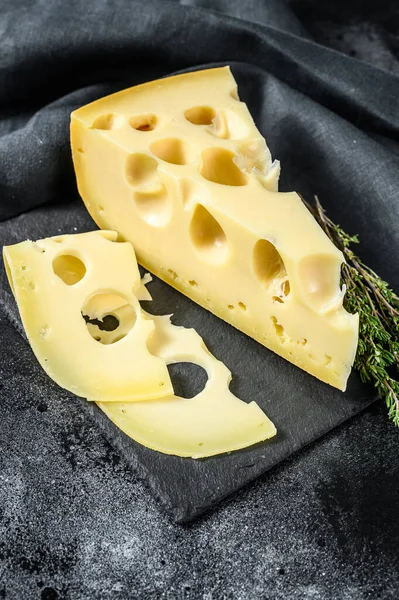 Stück Maasdam Käse Mit Großen Löchern Schwarzer Hintergrund Ansicht Von — Stockfoto