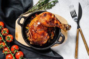 Kavrulmuş tavuk budu ve tava. Izgara et. Gri arka plan. Üst görünüm.