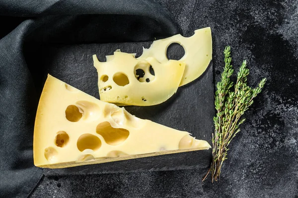 Stück Maasdam Käse Mit Großen Löchern Schwarzer Hintergrund Ansicht Von — Stockfoto