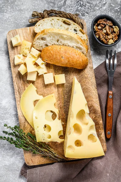 Gelber Käse Mit Löchern Milchprodukte Grauer Hintergrund Ansicht Von Oben — Stockfoto