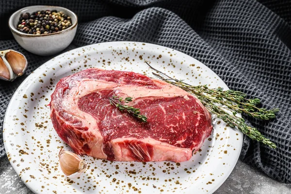 生肉炒牛排 切菜板上加调味料 肉馅牛肉牛排 灰色背景 顶部视图 — 图库照片