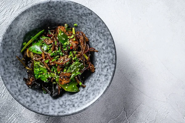 Goed Dan Soba Roerbak Noedels Met Rundvlees Groenten Grijze Achtergrond — Stockfoto