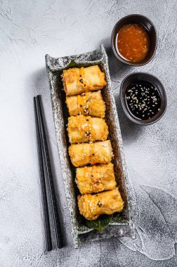 Kızarmış börek ve sebze. Vejetaryen yemeği. Beyaz arka plan. Üst görünüm.