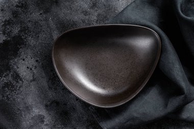 Siyah arka planda siyah plaka üçgen şeklinde. Üst Manzara. Boşluğu kopyala.