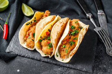 Maydanozlu, peynirli ve biberli Meksika carnitas tacosu. Siyah arka plan. Üst görünüm.