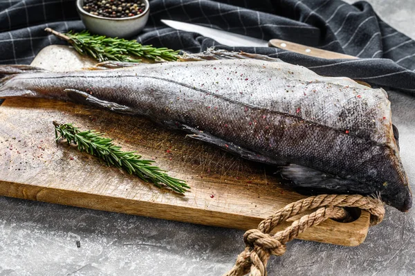 Carcassa Pesce Eglefino Fresco Sul Tagliere Sfondo Grigio Vista Dall — Foto Stock