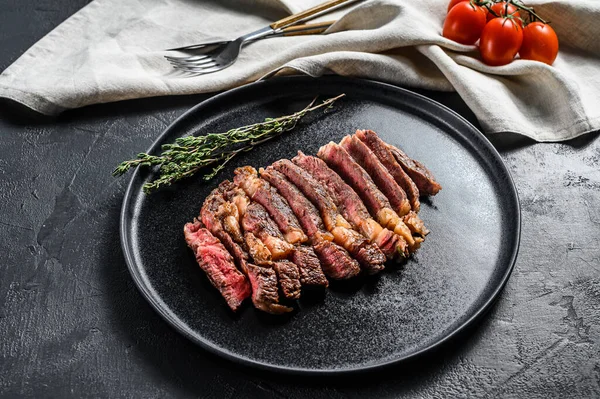 Szeletelt Borda Bordaszelet Egy Tányéron Egy Csipetnyi Kakukkfűvel Fekete Háttér — Stock Fotó