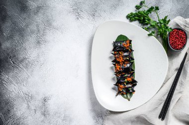 Bambu buharlı buharda pişmiş hamur tatlısı. Gri arka plan. Üst Manzara. Boşluğu kopyala.