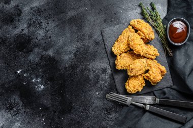 Baharatlı Kızarmış Tavuk Kanatları. Siyah arka plan. Üst Manzara. Boşluğu kopyala.