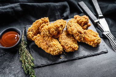 Baharatlı Kızarmış Tavuk Kanatları. Siyah arka plan. Üst görünüm.