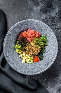 Çiğ ton balığı ve sebzeli dürt. Hawai yemeği. Sağlıklı beslenme konsepti. Siyah arka plan. Üst görünüm.