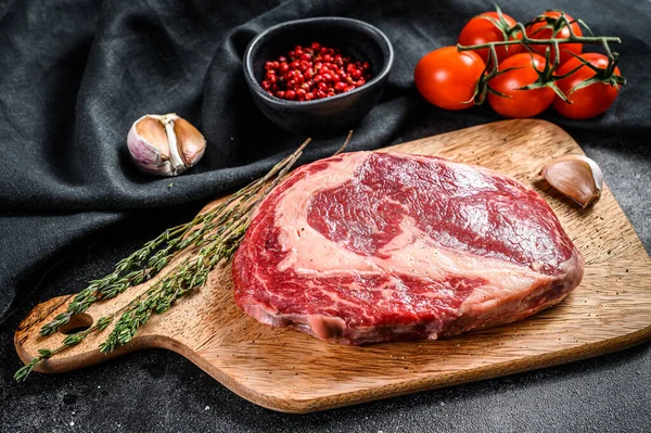 Ακατέργαστο Νωπό Κρέας Ribeye Steak Καρυκεύματα Ξύλο Κοπής Μπριζόλα Μοσχαρίσια — Φωτογραφία Αρχείου