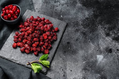 Kurutulmuş organik yaban mersini. Siyah arka plan. Üst Manzara. Boşluğu kopyala.