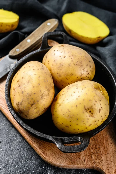 Rezept Für Bratkartoffeln Gelbe Bio Kartoffeln Der Pfanne Schwarzer Hintergrund — Stockfoto