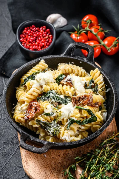 Köstliche Pasta Fusilli Mit Cremiger Spinatsauce Und Getrockneten Tomaten Schwarzer — Stockfoto