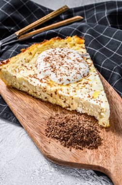 Kesme tahtasında çikolata olan süzme peynir güveci. Beyaz arka plan. Üst görünüm.