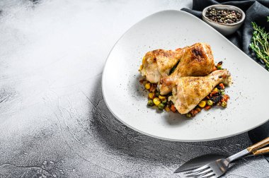 Pişmiş tavuk budu, sebzeli bacaklar. Beyaz arka plan. Üst Manzara. Boşluğu kopyala.