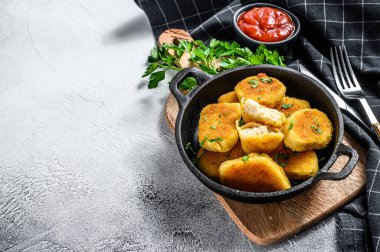 Ketçap ve bitkilerle tavada kızarmış tavuk nugget. Beyaz arka plan. Üst Manzara. Boşluğu kopyala.