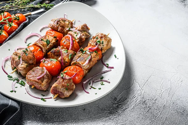 Bbq Vepřové Hovězí Maso Dřevěných Špejlích Šedé Pozadí Horní Pohled — Stock fotografie