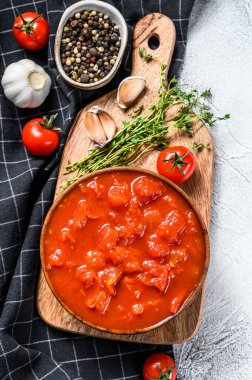 Kırsal beyaz yüzeyde izole edilmiş bir kase domates. Beyaz arka plan. Üst görünüm.