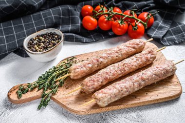 Çiğ kıymalı et kebabı. Beyaz arka plan. Üst görünüm.