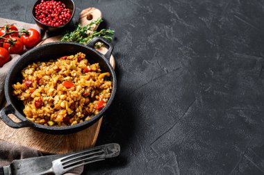 Sebzeli ve yumurtalı pilav. Çin mutfağı. Siyah arka plan. Üst Manzara. Boşluğu kopyala.