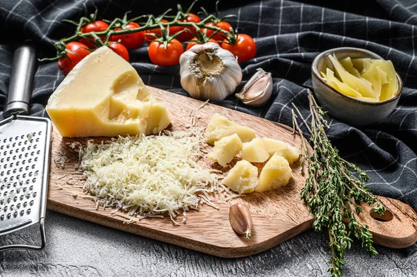 Riven Parmigiano Reggiano Ost Och Metall Rivjärn Trä Skärbräda Grå — Stockfoto