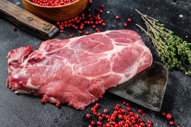 Et satırında çiğ domuz eti. Siyah arka plan. Üst görünüm.