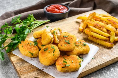Ev yapımı kızarmış tavuk nugget ve patates kızartması. Gri arka plan. Üst görünüm.