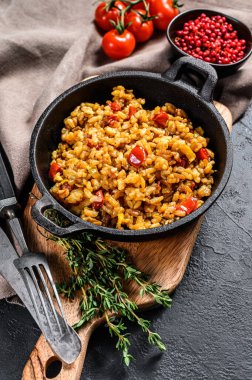 Kızarmış yumurta ve baharatla pişirilmiş Basmati pilavı. Siyah arka plan. Üst görünüm.