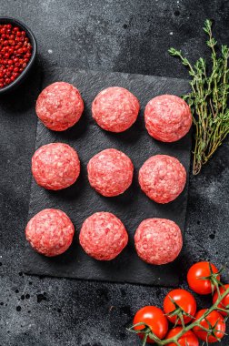 Köfteden yapılmış çiğ köfte. Siyah arka plan. Üst görünüm.