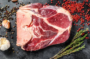 Çiğ, haç kesiği, sığır inciği, bacak. Siyah arka plan. Üst görünüm.