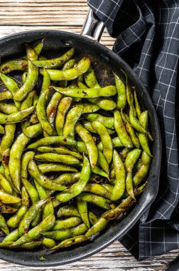 Buharda pişmiş Edamame Bean, tavada yeşil soya fasulyesi, Doğu Asya mutfağı. Beyaz arka plan. Üst görünüm.
