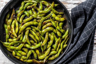 Buharda pişmiş Edamame Bean, tavada yeşil soya fasulyesi, Doğu Asya mutfağı. Beyaz arka plan. Üst görünüm.