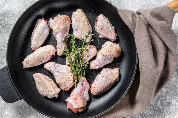 Kippenvleugels Met Specerijen Kruiden Klaar Een Pan Koken Grijze Achtergrond — Stockfoto