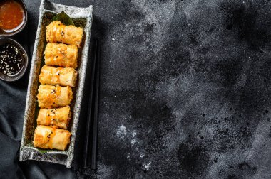 Geleneksel Çin sebzeli börekler. Vejetaryen yemeği. Siyah arka plan. Üst Manzara. Boşluğu kopyala.