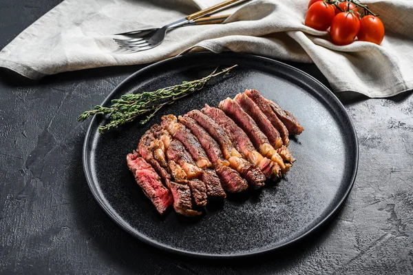 Gesneden Rib Eye Ribeye Steak Een Bord Met Een Takje — Stockfoto