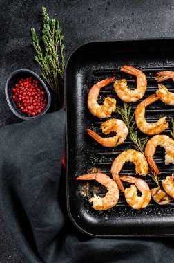 Kızarmış kral karidesler, tavada karidesler. Siyah arka plan. Üst görünüm.