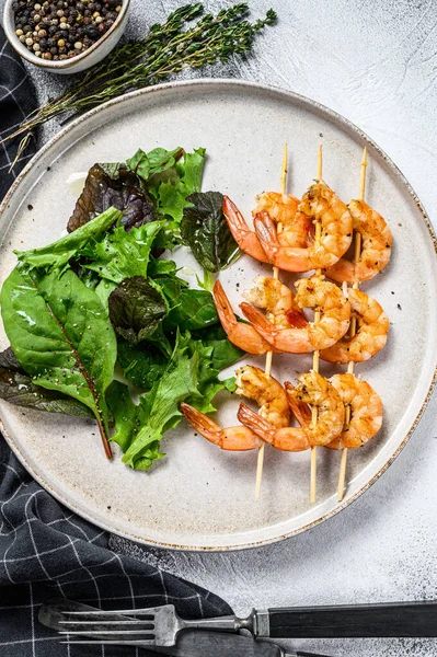 Gegrillte Garnelen Garnelenspieße Mit Kräutern Knoblauch Dönerspieße Grauer Hintergrund Ansicht — Stockfoto