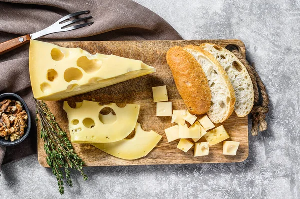 Queijo Amarelo Com Buracos Produtos Lácteos Fundo Cinzento Vista Superior — Fotografia de Stock