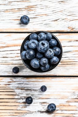 Beyaz bardakta yabanmersini. Antioksidan organik süper yiyecekler. Sağlıklı yemek konsepti. Beyaz arka plan. Üst görünüm.