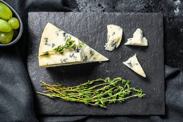 Queijo Gorgonzola Francês Com Uvas Fundo Preto Vista Superior — Fotografia de Stock